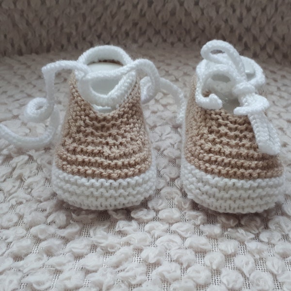 Chaussons ballerines avec cordon Beige Dune en laine spéciale layette et tricotée à la main pour bébé - Taille 0 à 3 mois