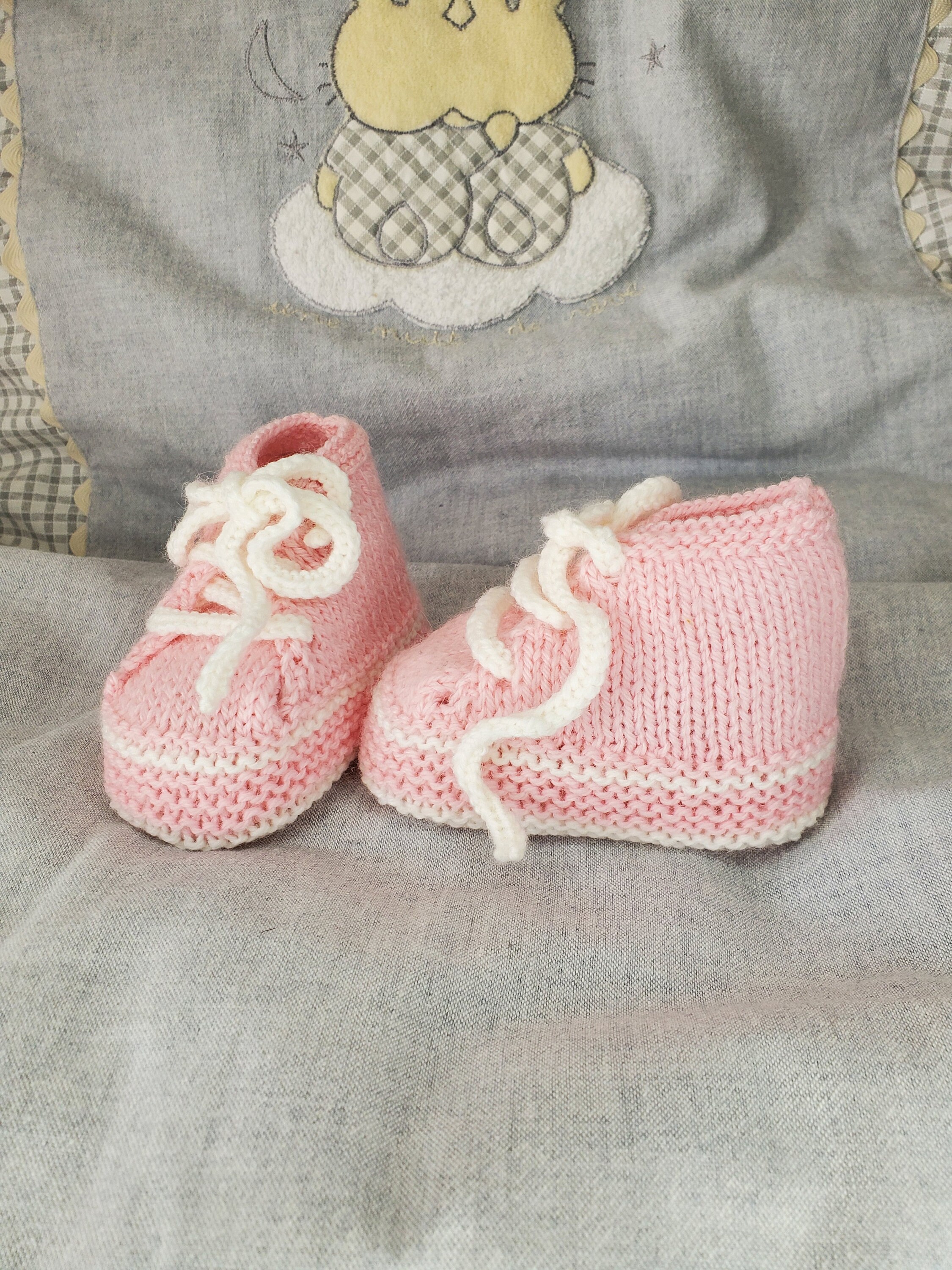 Chaussons bébé fille originaux en laine rose et marron tricotés main