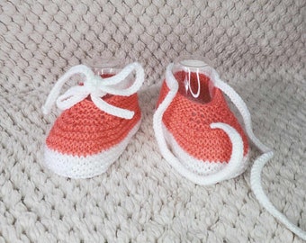 Chaussons ballerines avec cordon ROSE OEILLET en laine spéciale layette et tricotée à la main pour bébé - Taille 0 à 3 mois