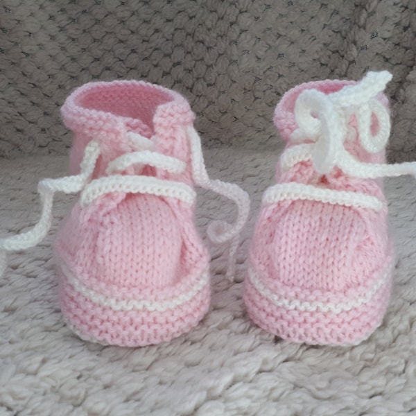 Chaussons baskets Rose en laine spéciale layette et tricotés à la main, taille 0-3 mois