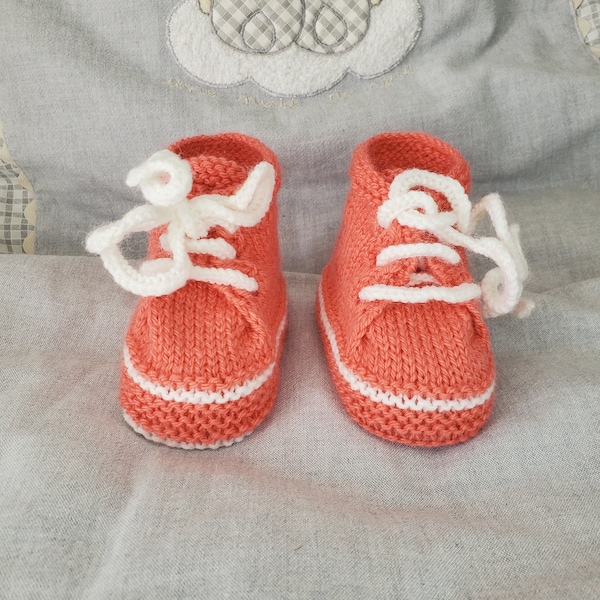 Chaussons basket Rose Œillet en laine spéciale layette et tricotée à la main, taille 0-3 mois