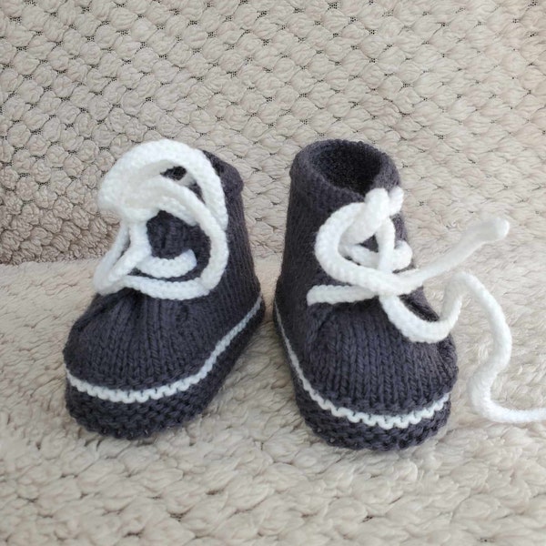 Chaussons baskets Gris Souris en laine spéciale layette et tricotée à la main, taille 0-3 mois