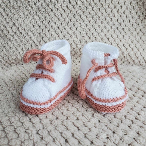 Chaussons baskets blanche et rose des sables en laine spéciale layette, tricot fait main, taille 0-3 mois