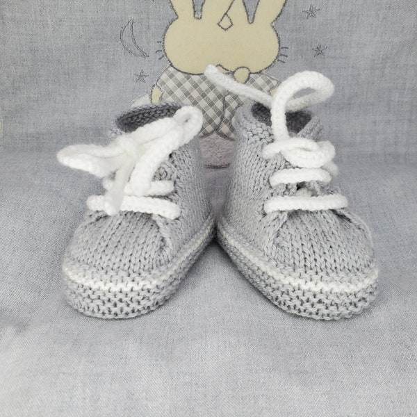 Chaussons baskets Gris Givre en laine spéciale layette et tricotée à la main, taille 0-3 mois