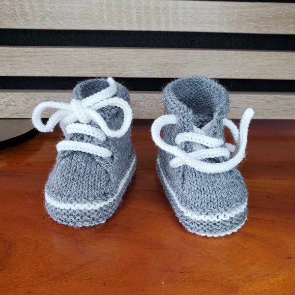 Chaussons baskets Gris Flanelle en laine spéciale layette et tricotée à la main, taille 0-3 mois