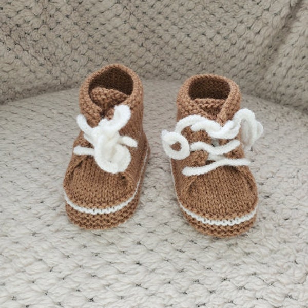 Chaussons bébé baskets Marron Cappuccino, laine spéciale layette, tricot fait main, taille 3-6 mois