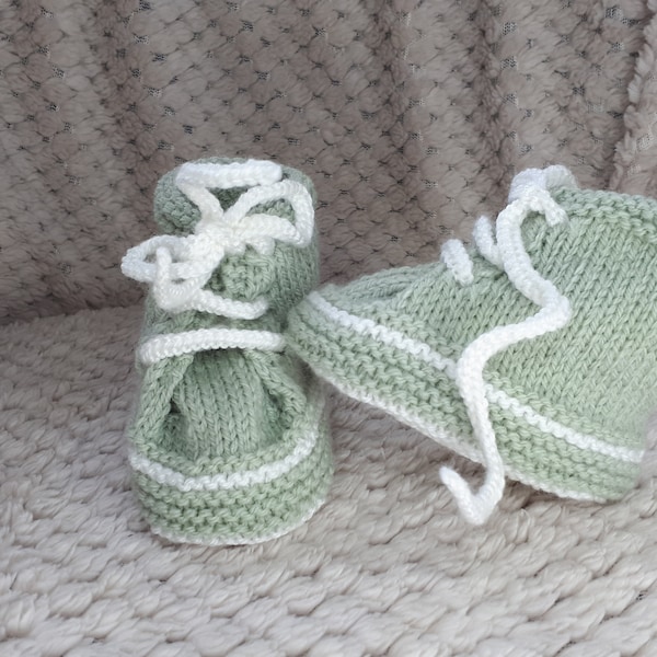 Chaussons bébé baskets Vert, laine spéciale layette, tricot fait main, taille 3-6 mois