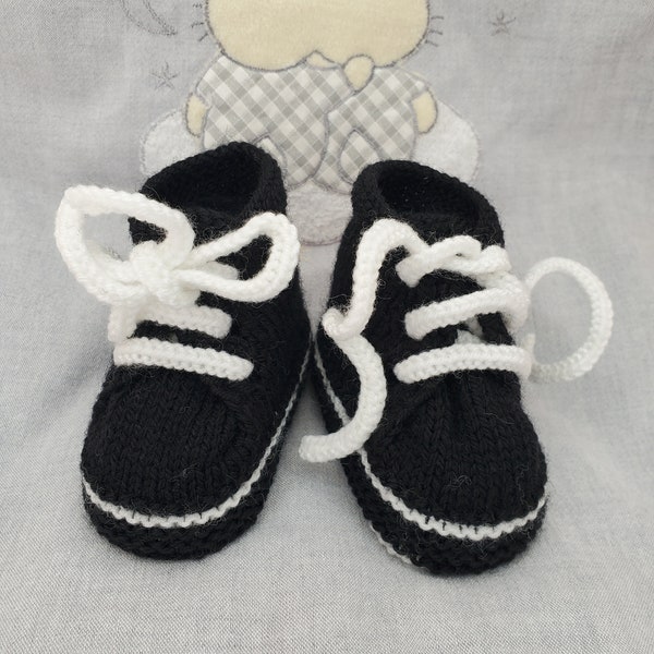 Chaussons basket Noir en laine spéciale layette et tricotée à la main, taille 0-3 mois
