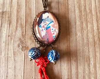 Breloque asiatique cabochon geisha,perle porcelaine et son noeud pompon