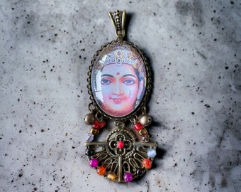 Pendentif amulette indienne cabochon de verre et ses breloques