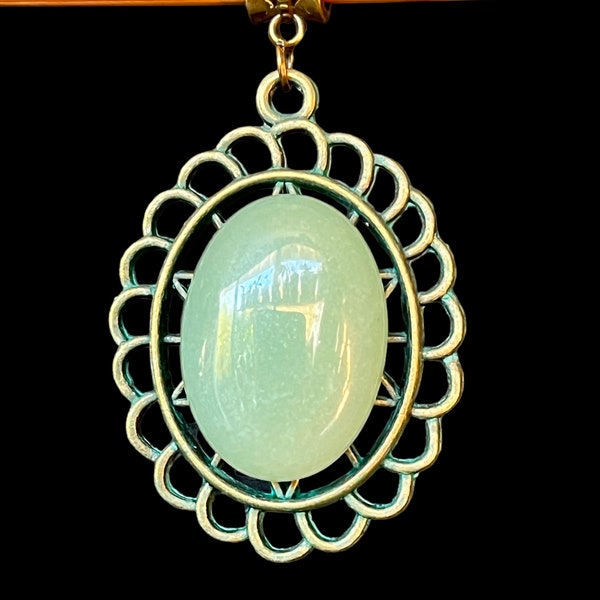 Pendentif ovale bronze patiné Cabochon en jade de Nouvelle Zélande