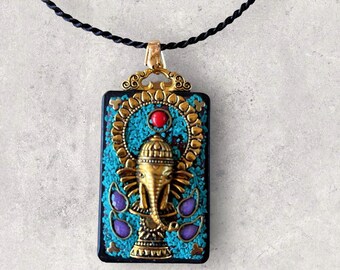 Boeddha of Ganseh hanger in Indonesisch hout, messing ingelegd met turquoise en koraal, 57 cm