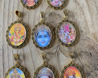 Pendentifs amulette indienne,cabochon résine ,support métal or 40 mm,8 modèles au choix