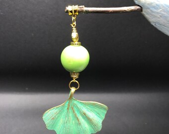 Pendentif ivoire végétal perle tagua turquoise ,breloque feuille de ginko métal or patiné vert