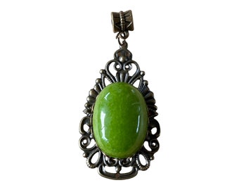 Cabochon pendant in green jade, 5 cm long