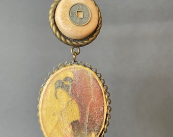 Pendentif geisha japon,estampe ancienne,9 cm de long