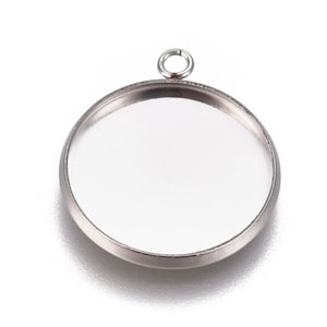 Peut inclure: Pendentif rond en argent avec une boucle en haut. Le pendentif est conçu pour contenir un cabochon rond.