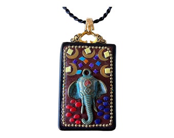 Pendentif éléphant bois indonésien laiton incrusté turquoise lapis lazuli corail ,57 cm