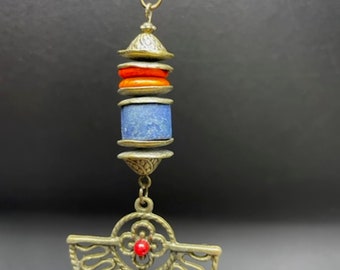 Pendentif ethnique,perles lapis lazuli,howlite et corail
