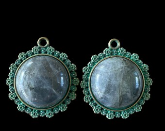 Labradorite cabochon pendant and its support in patinated bronze metal 2cm in diameter