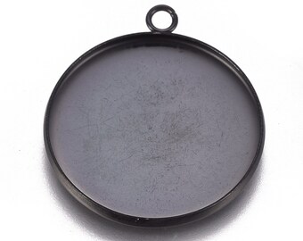 Puede incluir: Bandeja redonda de metal negro para colgante con un bucle en la parte superior para colgar.
