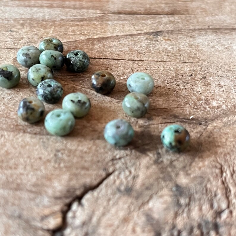Perles en turquoise africaine naturelle ,6x34mm, trou 1mm,lot de 20 perles image 3