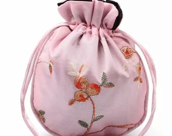 Pochette cadeau satin brodé rose,11 cm sur 13 cm