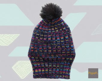 Handstickad mössa i fårull, pompom, fodrad med fuskpäls