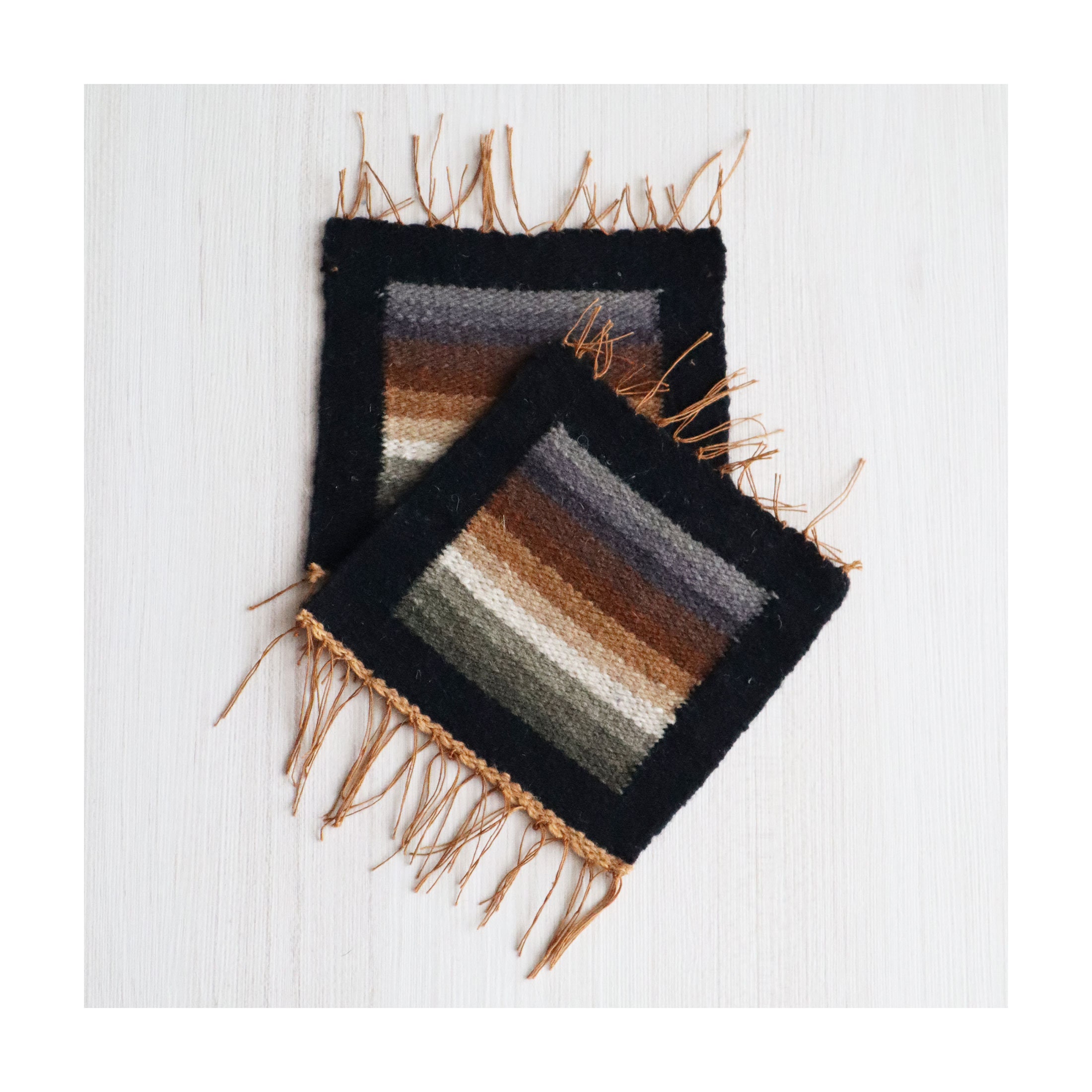 Wollen tapijt van de Andes, zwart met strepen veelkleurig, natuurlijke kleurstoffen gemaakt door Peruaanse ambachtslieden set van twee 4,5 x 5,5 inch, franjes 1,5 inch