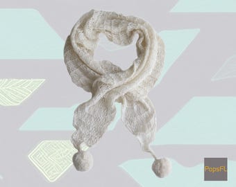 Handstickad Alpackahalsduk med Pom-Poms, Krämvit