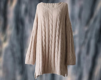 Oversized Suri alpaca sweater with all over cable pattern, Crewneck, Split Hem. color beige.
