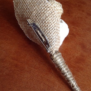 Boutonnière en toile de jute, tissu et dentelle image 2