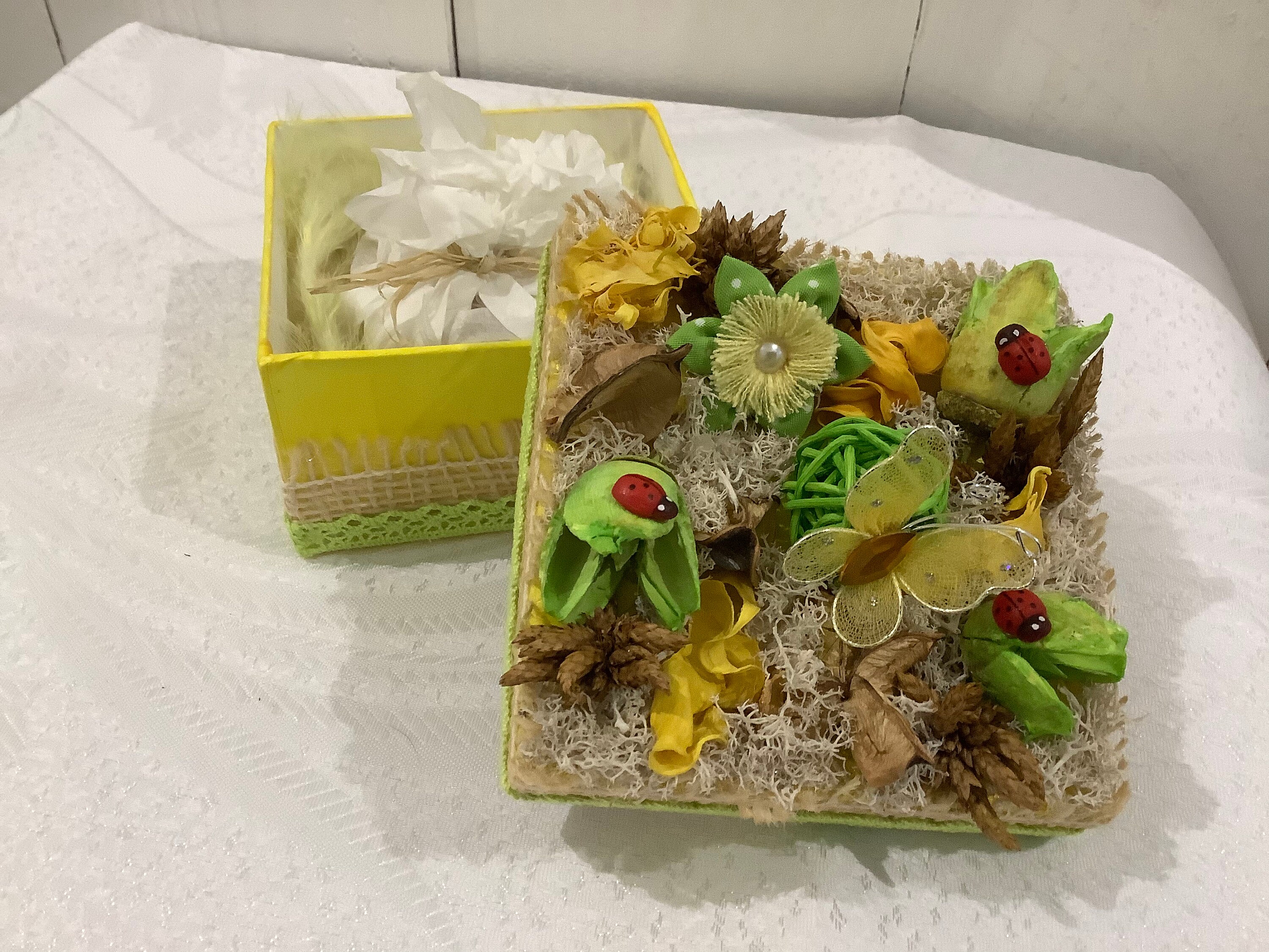 Boite Moyenne Décorative avec Son Savon Artisanal