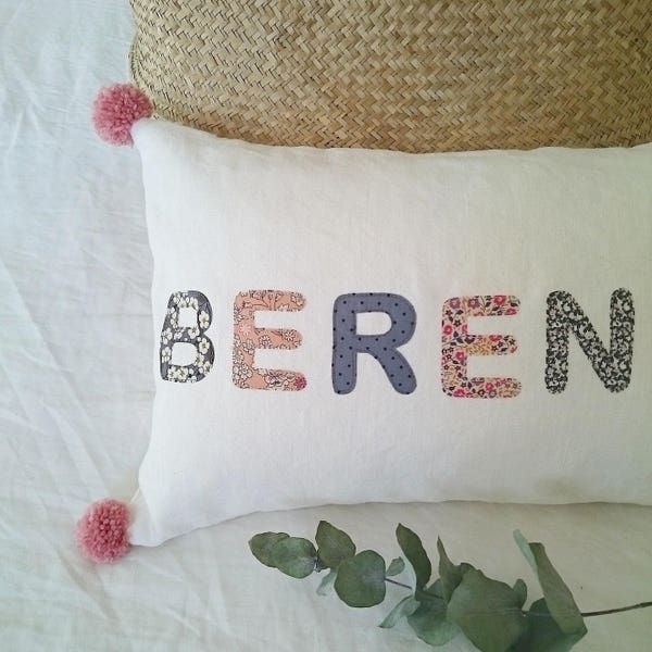 Housse de coussin personnalisée en lin et Liberty ,  prénom en lettres appliquees