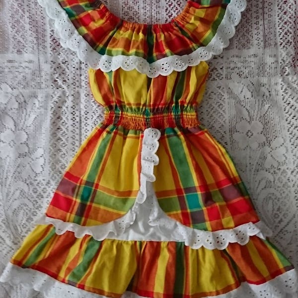 Vestido de mujer en encaje de madrás y bata