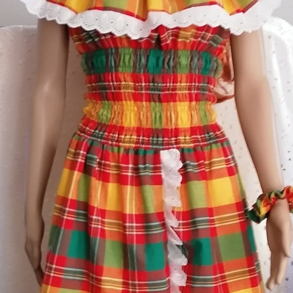 Vestido de mujer en encaje de madrás y bata