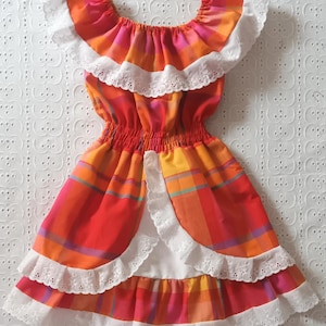 マドラスレースとスモックの女の子のドレス