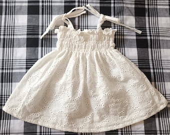 Mädchenkleid aus Broderie Anglaise und Smock