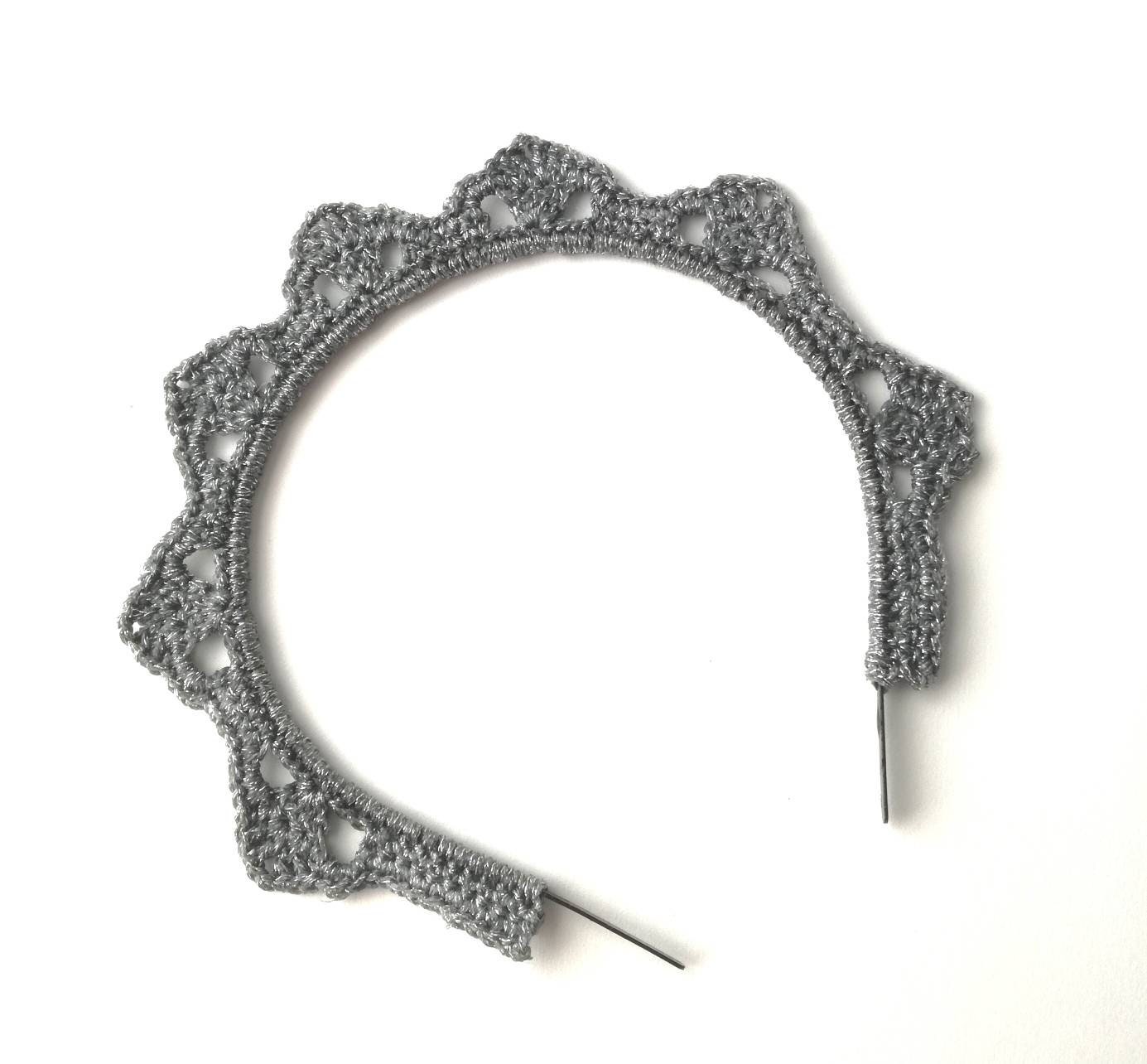Couronne Serre-Tête Crocheté en Coton Argenté Rigidifié