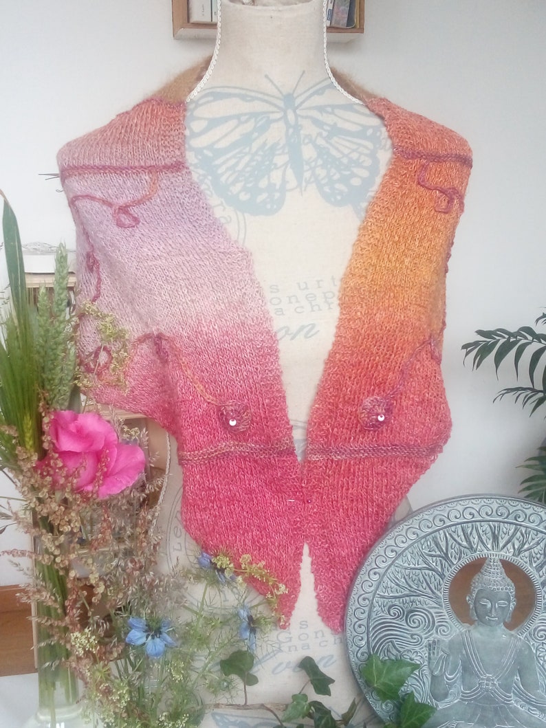 Hand-knitted pink and orange shawl for women Natur'ailes. image 2