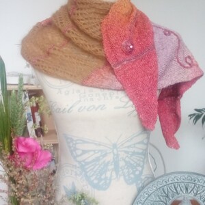 Hand-knitted pink and orange shawl for women Natur'ailes. image 3
