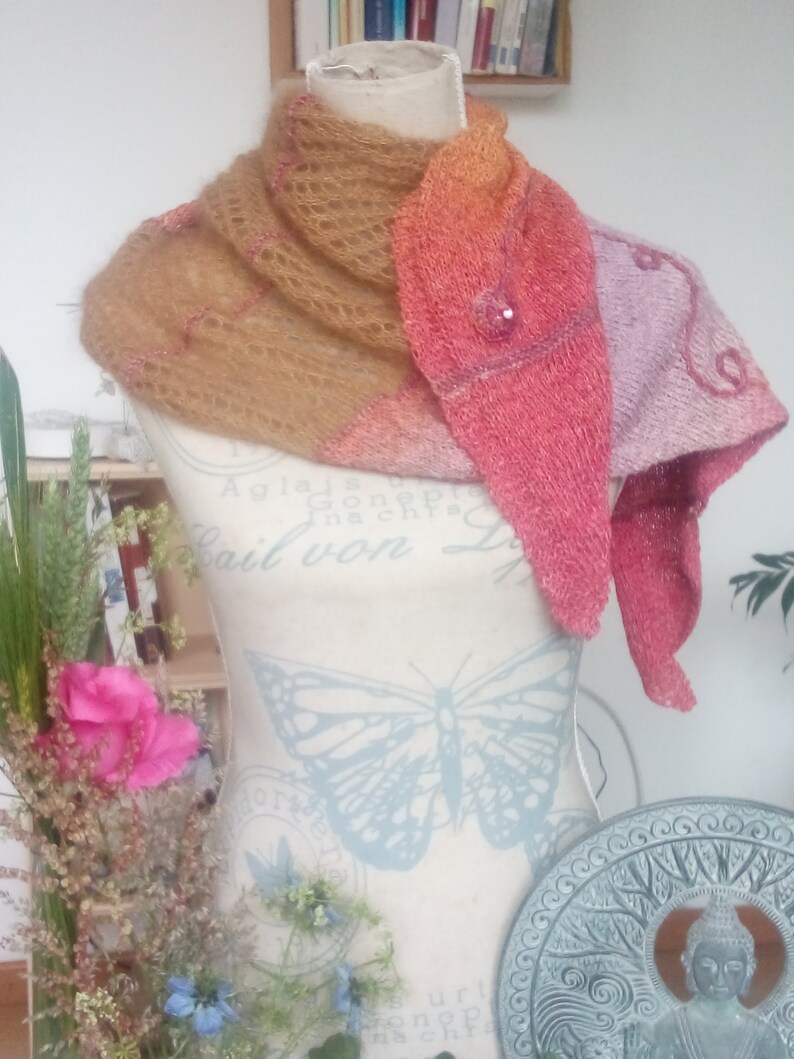 Hand-knitted pink and orange shawl for women Natur'ailes. image 3