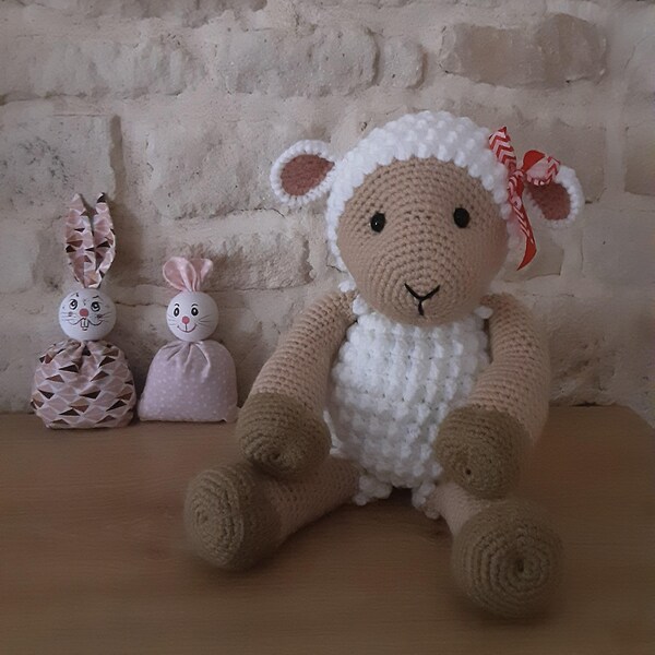 Mouton au crochet ,amigurimi ,cadeaux de naissance, décoration maison ,animaux au crochet,peluche,mouton,doudou,bébé,poupée,cadeaux enfant