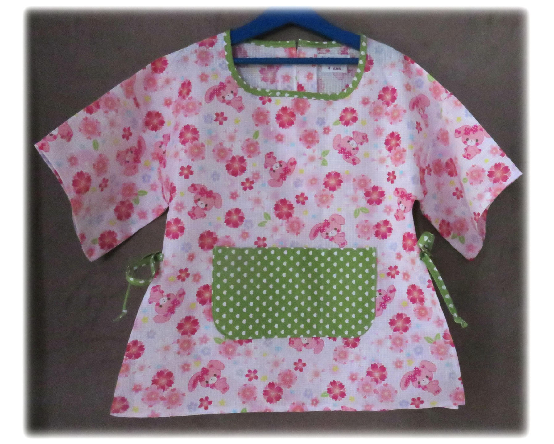 Tablier d'école Vintage Rétro 4 Ans - Motif Lapins et Fleurs Roses