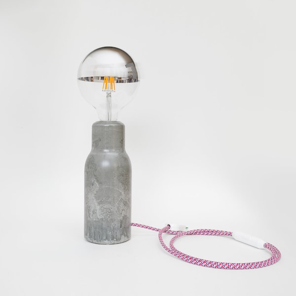 Lampe de table en béton, lampe design en béton gris avec câble pixel unique aux couleurs magenta