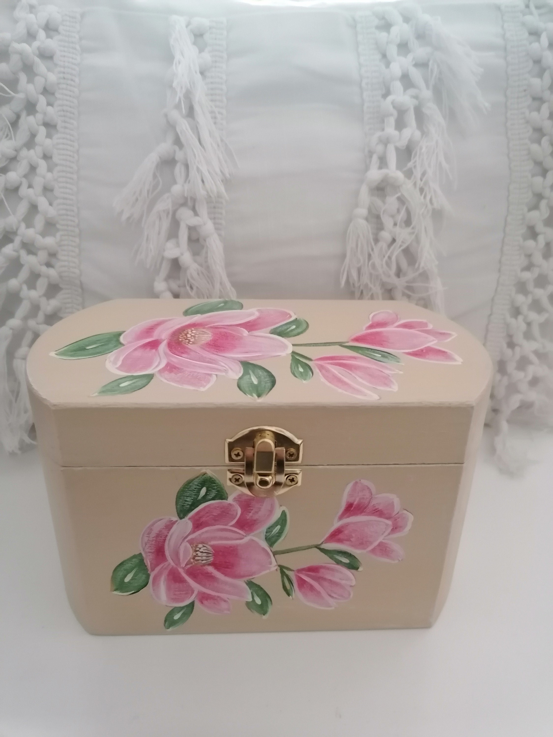 Boite en Bois avec Un Décor de Fleurs Roses Pastels , sur Fond Crème à L' Aspect Vielli, Peinte La M