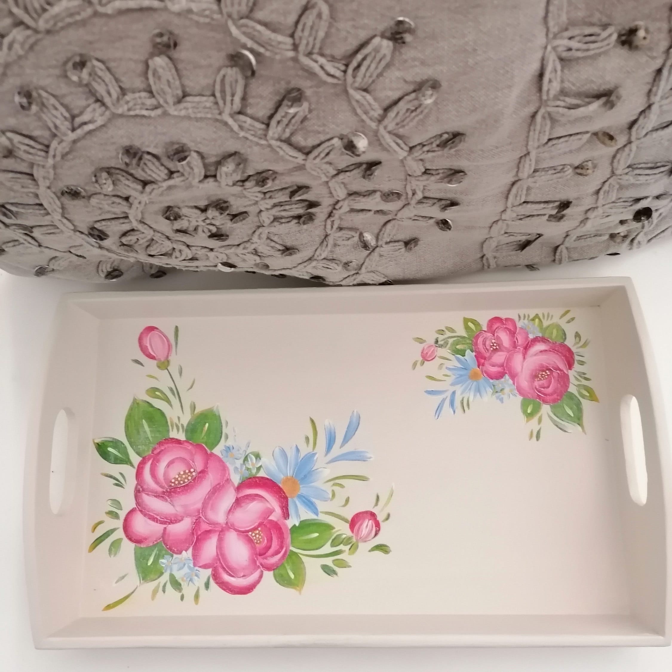 Plateau en Bois avec Un Décor de Roses et Fleurs Bleues, sur Fond Crème à L' Aspect Vieilli, 33, 5 X