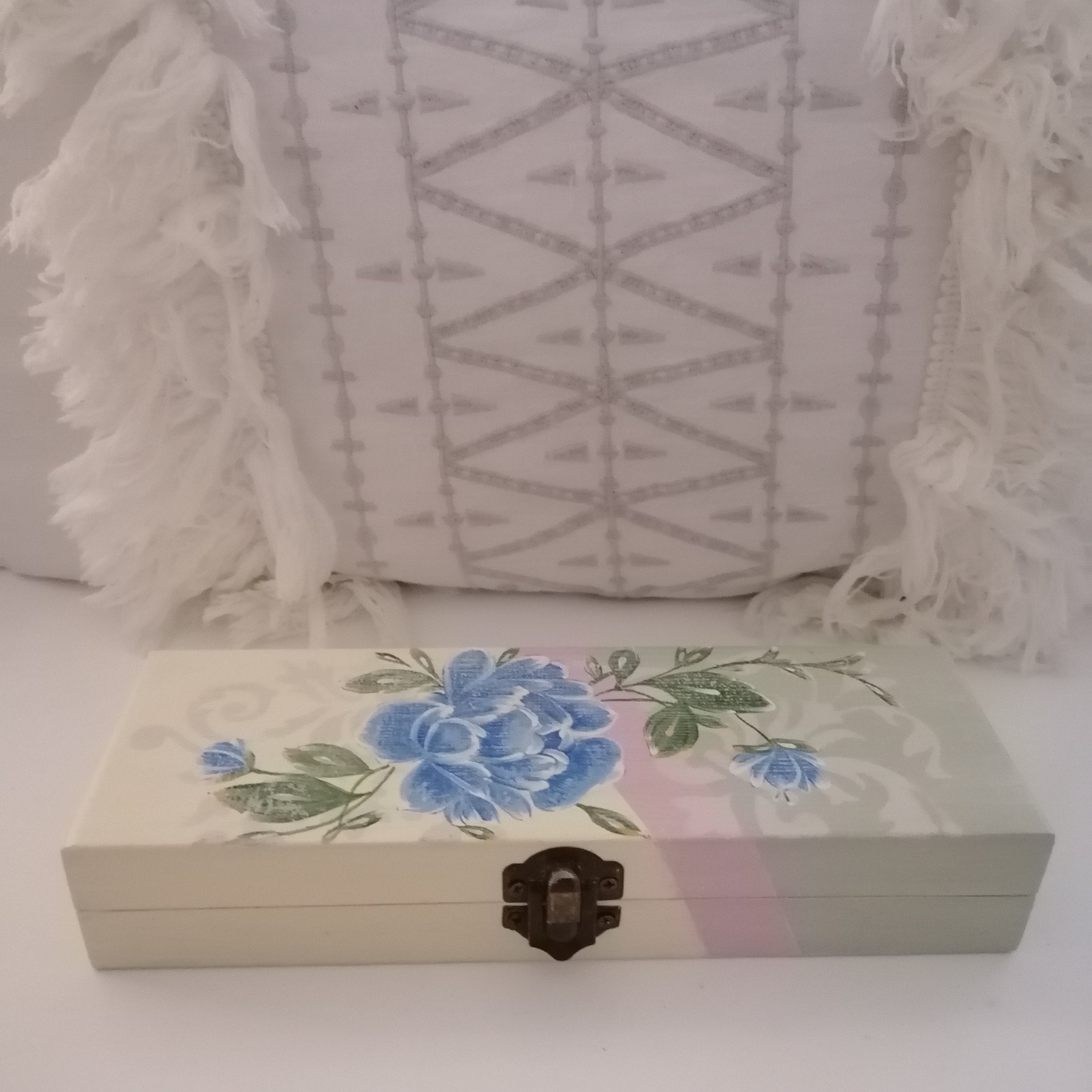 Boiteà Bijoux, en Bois avec Un Décor de Fleurs Bleus sur Fond Vert et Citron à L' Aspect Vieilli.21x