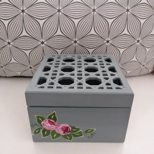 Boite ajourée,en bois,  avec un décor de roses sur les quatre côtés ,sur un fond gris nuage 15x15x10 cm. pièce unique.