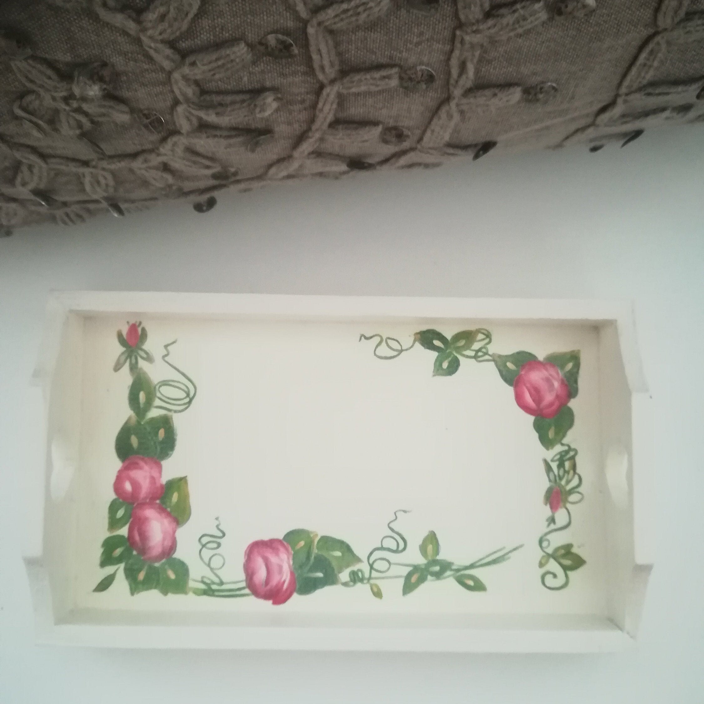 Petit Plateau avec Un Décor de Roses sur Fond Blanc Crème, à L'aspect Vielli . Pièce Unique , Peinte